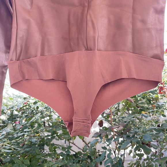 SKIMS - Faux Leather smock Neck Bodysuit - Jasper XL - Picture 11 of 16